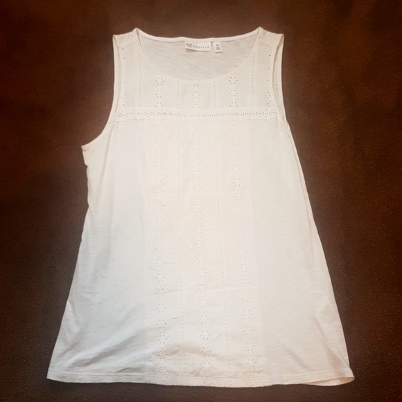 White tank top with embroidery designs on the front - Picture 1 of 2
